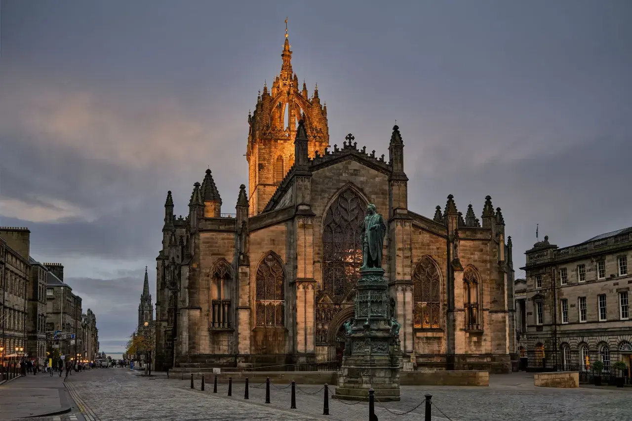 Royal Mile street in Edinburgh Old Town